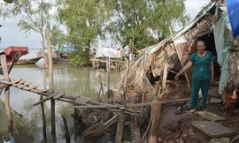 Dòng sông khoét sâu vào nền nhà bà Phạm Thị Bay Ảnh: X.L 