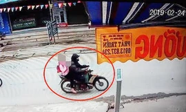 Đối tượng Nguyễn Trọng Trình chở cháu bé trên đường ra vườn chuối. Ảnh: Cơ quan công an cung cấp 