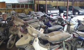  Bãi tạm giữ xe vi phạm Hà Đông đang quá tải, nhiều ô tô phủ bụi. Ảnh: T.Đảng 