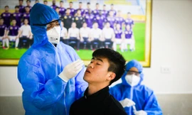 CLB Hà Nội thực hiện xét nghiệm COVID-19 cho các cầu thủ khi tập trung quân sau Tết Nguyên đán Ảnh: anh nghiêm