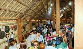 Bà con buôn làng đến chung vui cùng gia chủ