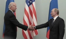 Ông Biden gặp ông Putin trong chuyến thăm Moscow năm 2011 