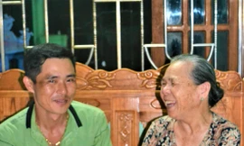 Mẹ Hồ Thị Thố làm “người phiên dịch đặc biệt” cuộc trò chuyện của con trai Bùi Trọng Lý với PV. 