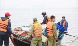  Chiếc xuồng mà ông Thắng thuê của ngư dân để vận chuyển hàng cứu trợ đến người dân 