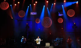 Sân khấu lung linh tạo hình theo phong cách bánh kẹo dành cho Ngọt. 