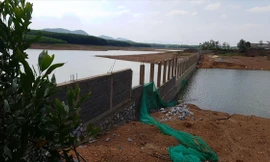 Bức tường bê tông ngăn một nhánh của lòng hồ An Mã 