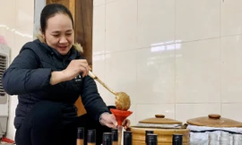 Chị Hoa Thị Thủy đóng gói sản phẩm cho khách hàng 