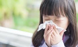 TS. BS Đỗ Thiện Hải khám cho bệnh nhi 9 tuổi bị biến chứng viêm não sau mắc cúm Ảnh: Th.Hà 