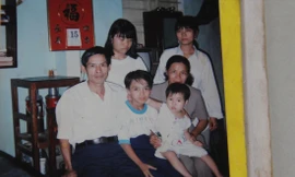 Đặng Thị Minh Phương (hàng đầu, bìa phải) cùng vợ chồng ông Trực và các anh chị hơn 20 năm trướcẢnh: Thanh Trần chụp lại