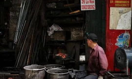 Ông Hùng hàng ngày vẫn giữ lửa cho phố Lò Rèn