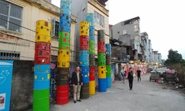 Du khách chụp lưu niệm với Thành phố ven sông của Nguyễn Ngọc Lâm ảnh: Nguyễn Thế Sơn 