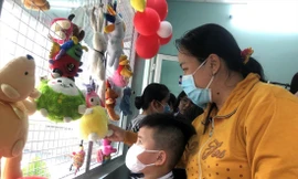 Người dân vui mừng được mua đồ giá trẻ tại gian hàng chia sẻ yêu thương của BV Nguyễn Tri Phương 