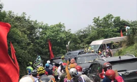 Mẫu Sơn mở hội, tắc đường, ngập rác