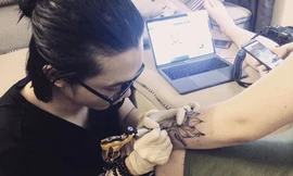 Hiếu đang xăm cho khách 