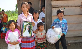 Cháu Dinh ôm ảnh cưới của cha mẹ cùng các em rời nhà cũ 