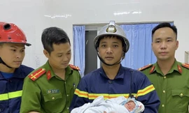 Vụ bé sơ sinh bị bỏ rơi giữa khe tường: Mẹ sao nỡ vứt con!?