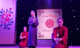 NS Ngọc Đợi (đứng) đang thể hiện bài ca Dạ cổ hoài lang 