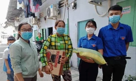  Tặng quà cho công nhân tại phòng trọ ở Bình Dương. Ảnh: H.C