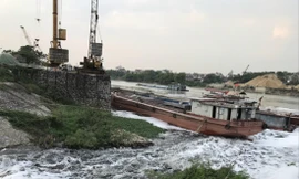 Nước từ kênh Tào Khê chảy ra sông Cầu đen như mực và trắng xóa bọt 