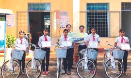 Viettel Gia Lai tặng xe đạp cho các em học sinh hoàn cảnh khó khăn 
