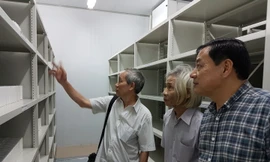 Võ Văn Sạch, Cao Tự Thanh (trái) tại Trung tâm Bảo hiểm Lưu trữ Vĩnh Yên 