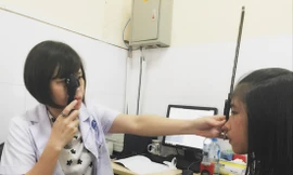 Trẻ cần được khám thị lực đúng kỹ thuật. Ảnh: T.H 