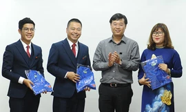 Bí thư thứ nhất T.Ư Đoàn Lê Quốc Phong tặng áo thanh niên cho các đại biểu tham dự chương trình. Ảnh: X.T