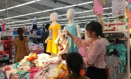 Quần áo đổ đống trong siêu thị Big C. Ảnh Đức Hùng 