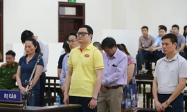 Các bị cáo nghe tòa tuyên án.