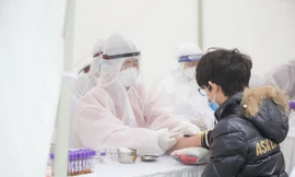 Người dân đến xét nghiệm nhanh ở quận Đống Đa, Hà Nội ngày 1/4 Ảnh: Trọng Tài