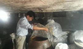 Anh Đỗ Danh Thơm tâm huyết với việc gìn giữ nghề nấu rượu truyền thống nổi tiếng của làng Vân 