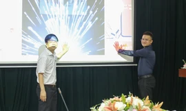 PGS.TSKH Vũ Hoàng Linh - Hiệu trưởng Trường ĐH Khoa học Tự nhiên và anh Nguyễn Thành Nam - Bí thư Đoàn Trường ĐH Khoa học Tự nhiên nhấn nút khởi động cuộc thi TV CREATE 2020 Ảnh: PV 