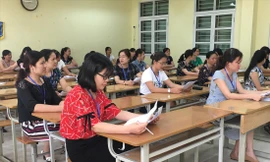 Chấm thi THPT quốc gia  2019  môn tự luận. Ảnh: NGHIÊM HUÊ 