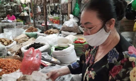 Bà Minh cho biết, dịch COVID - 19 tạo nên sự ảm đảm nhất của chợ Đồng Xuân từ sau vụ hỏa hoạn xảy ra vào năm 1994 