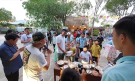 Chỉ cần trả phí bằng một nụ cười, trẻ em kém may mắn sẽ thỏa thích vui chơi, hòa nhập cùng mọi người 