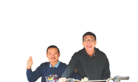 Ông chủ quán tái chế (bên trái)