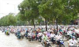 Một điểm đen ngập úng ở Hà Nội. Ảnh: T.Đảng 