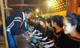 Nghệ nhân Y Hiu hướng dẫn các bạn trẻ đánh chiêng tre 