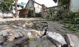 Hiện trường nứt đường sau tiếng nổ dưới lòng đất 