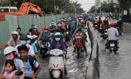 Người dân khổ sở qua đường Huỳnh Tấn Phát vì ngập dù đang được nâng cao độ, thay cống hộp. 