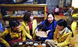 Tiến sĩ Nhị và các bạn trẻ Ảnh: Trần Nguyên Anh