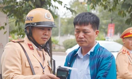 CSGT kiểm tra nồng độ cồn tại Hà Nội - Ảnh: Nguyễn Hoàn 