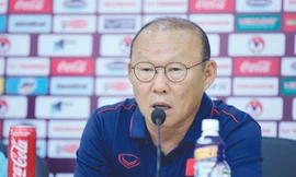  HLV Park Hang Seo thấy được sự quyết tâm trong ánh mắt các tuyển thủ Việt Nam trước trận gặp Thái Lan trên sân Mỹ Đình tối nay ảnh: MẠNH THẮNG 