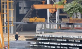 Nhiều doanh nghiệp gặp khó khăn vì thiếu nguyên liệu sản xuất Ảnh: CẢNH KỲ 