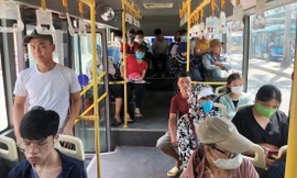 Hành khách trên tuyến buýt 72. Ảnh: T.Đảng 