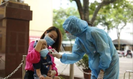 Lấy mẫu bệnh phẩm làm xét nghiệm tìm virus gây COVID-19 Ảnh: như ý 