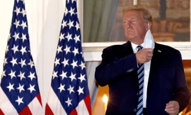 Ông Trump cởi khẩu trang khi trở lại Nhà Trắng hôm 5/10. Ảnh: Reuters 