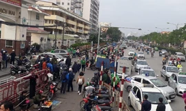 Xe taxi đỗ thành 2 -3 làn trước cổng Bệnh viện Bạch Mai chiếm hơn nửa đường 