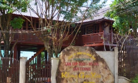 Nhà sàn gỗ có gắn đá chỉ lối vào Khu sinh thái 