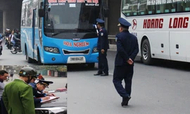 Các lực lượng chức năng xử lý xe “rùa bò” bắt khách dịp Tết Dương lịch